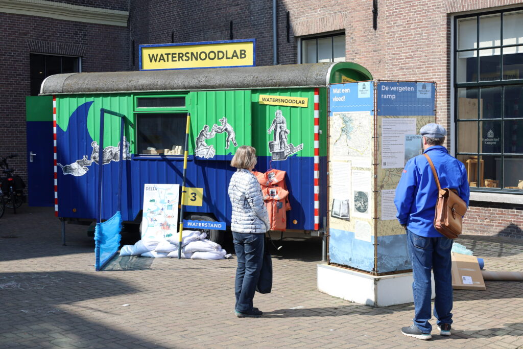 1. Het Watersnoodlab staat op het voorplein bij de Stadskazerne in Kampen. (foto Wim Eikelboom)