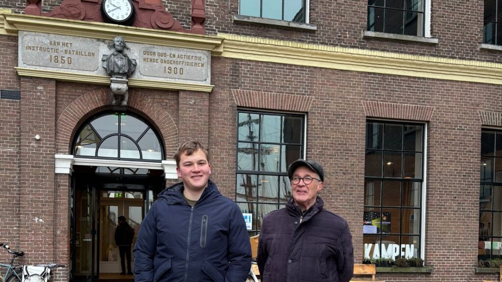 Finn en Theo voor het Stadsarchief in Kampen